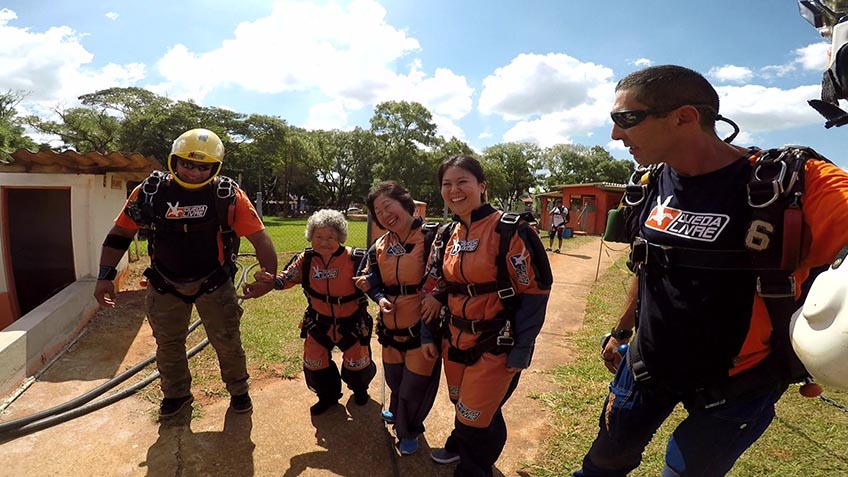 Dona Yukiko indo para o avião saltar de paraquedas